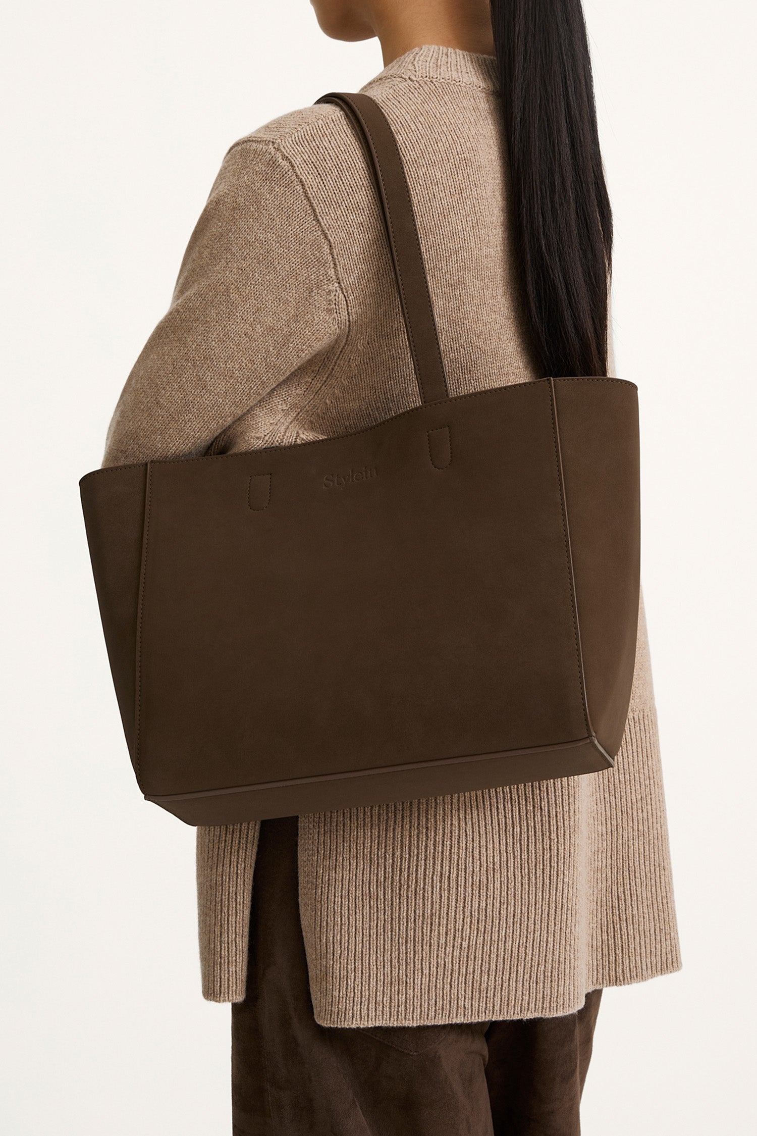 Yacht bag mini coffee suede stylein model image side