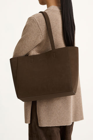 Yacht bag mini coffee suede stylein model image side