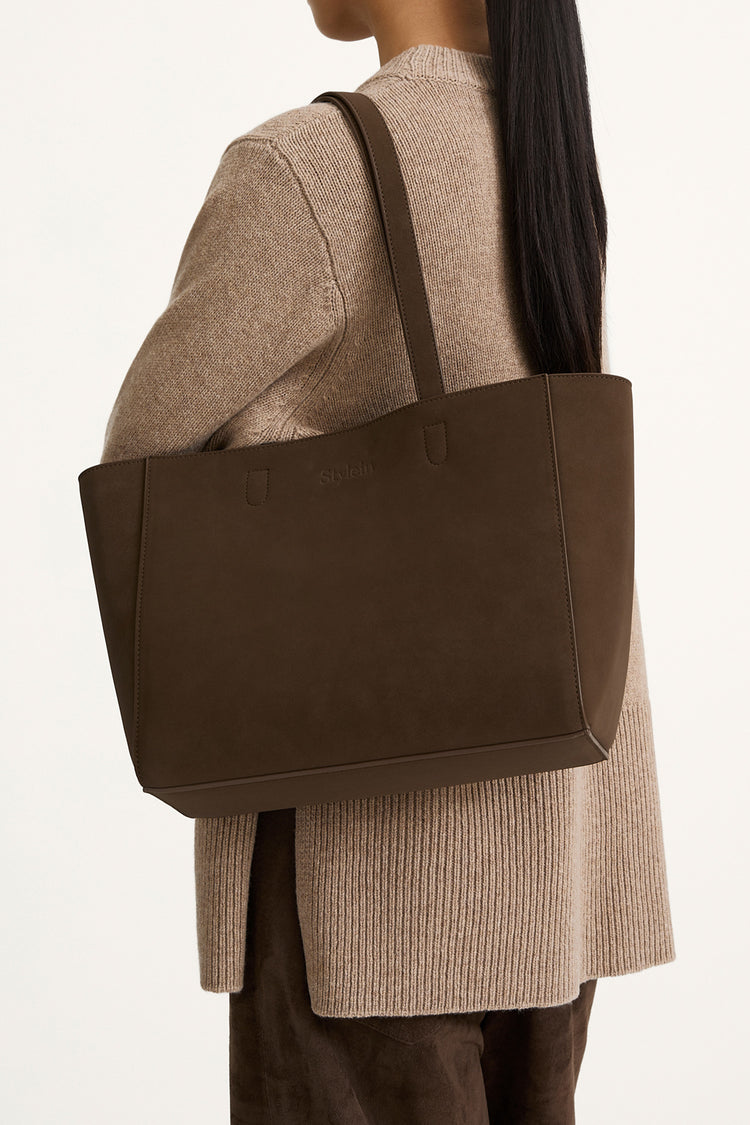 Yacht bag mini coffee suede stylein model image side