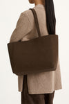Yacht bag mini coffee suede stylein model image side