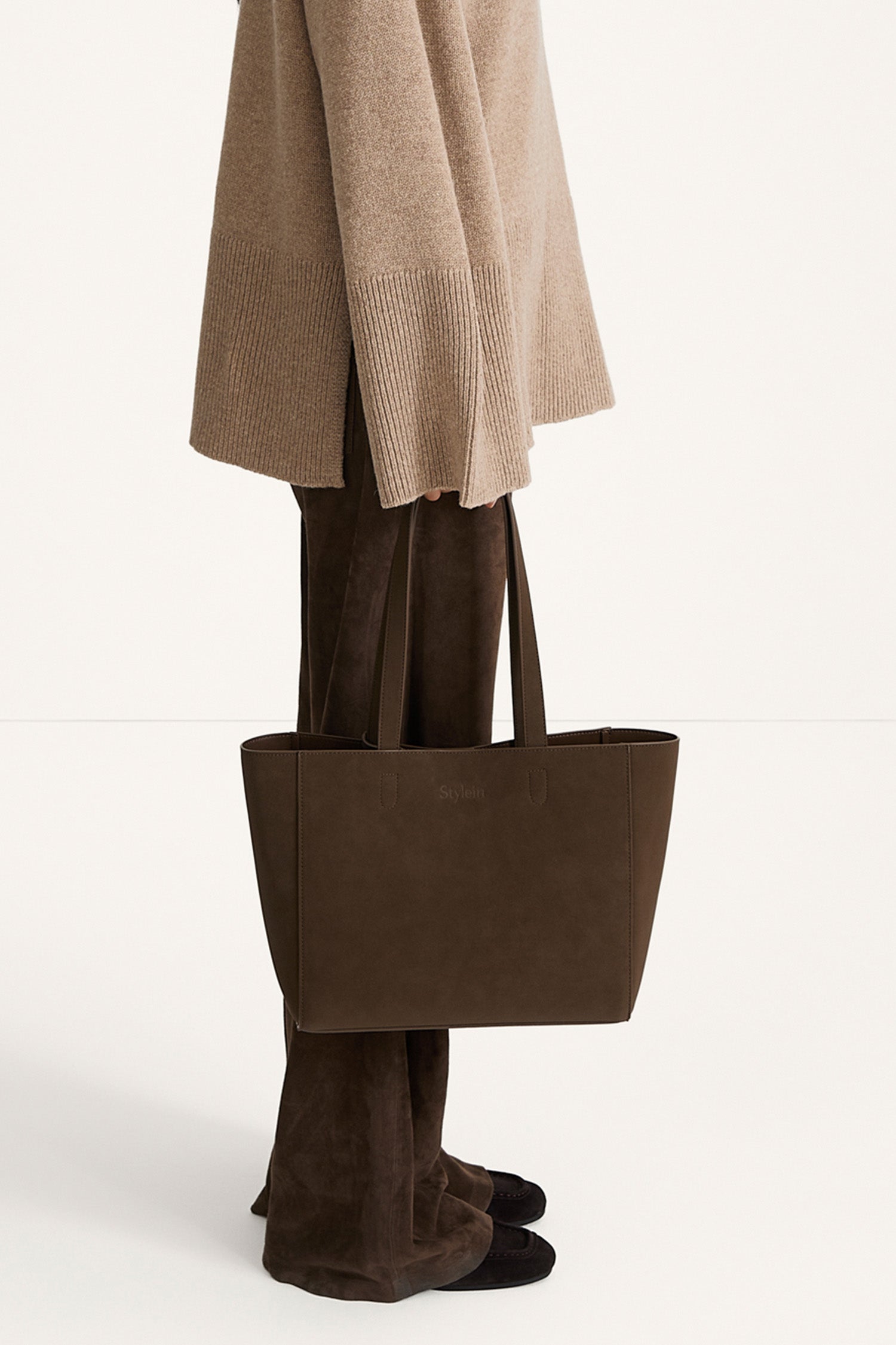 Yacht bag mini coffee suede stylein model image side