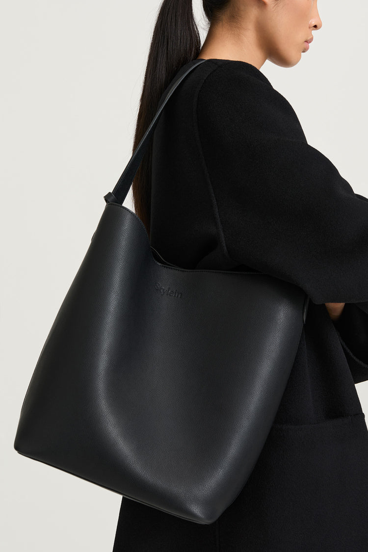 bucket bag black youness stylein model image close