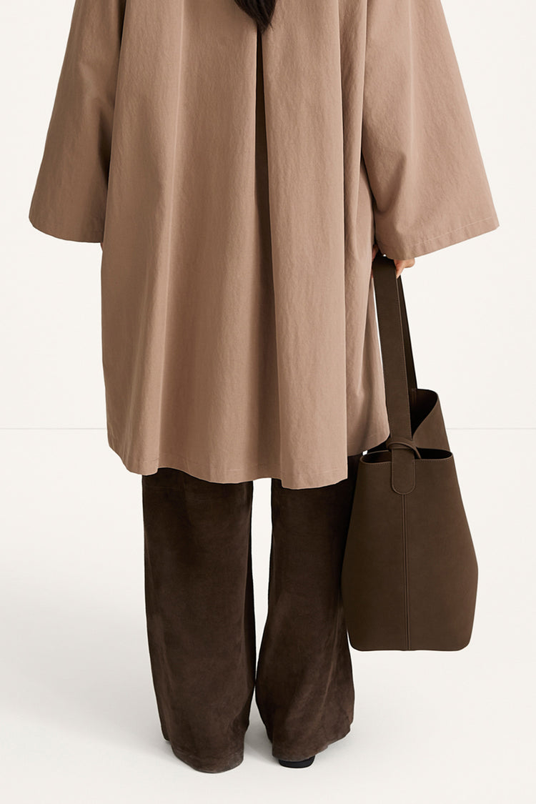 Youness bucket bag faux suede coffee stylein model image back