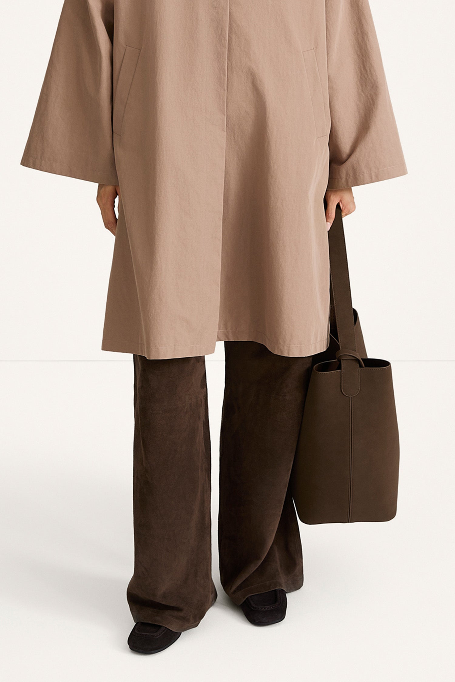 Youness bucket bag faux suede coffee stylein model image front