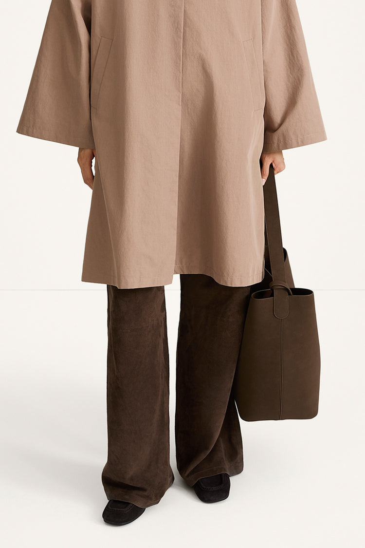 Youness bucket bag faux suede coffee stylein model image front