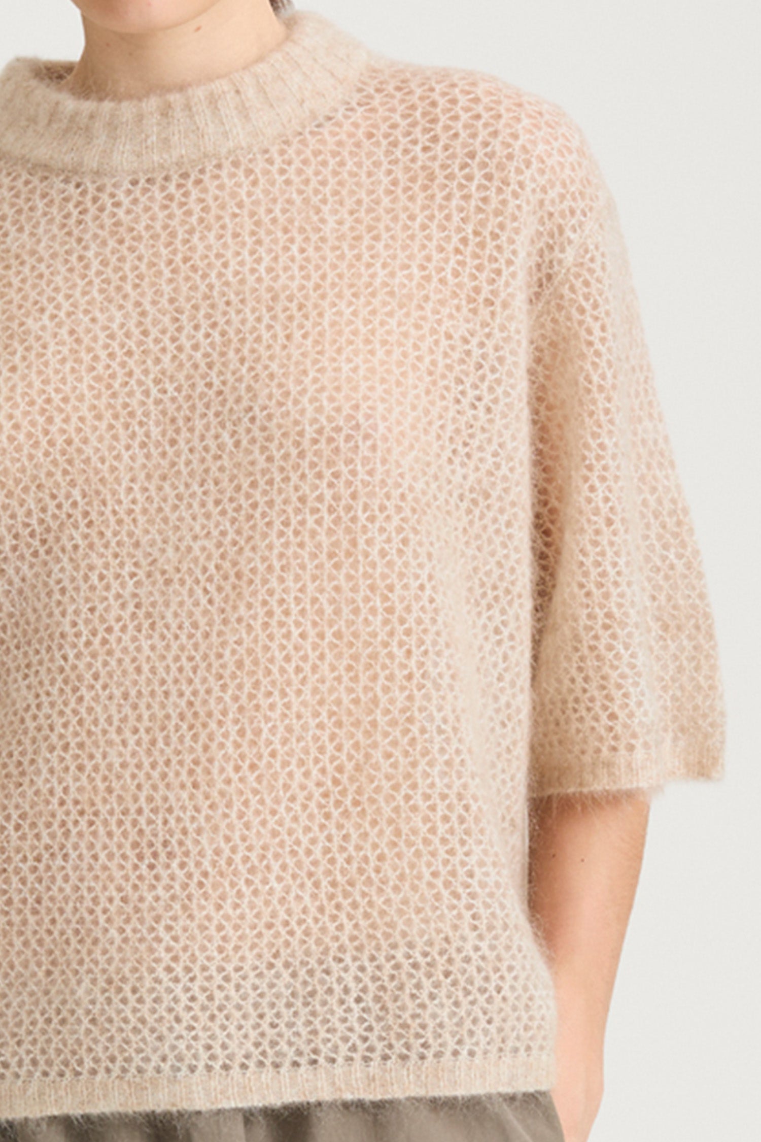 Beige knitted transparent sweater short sleeve stylein nia front close up model image