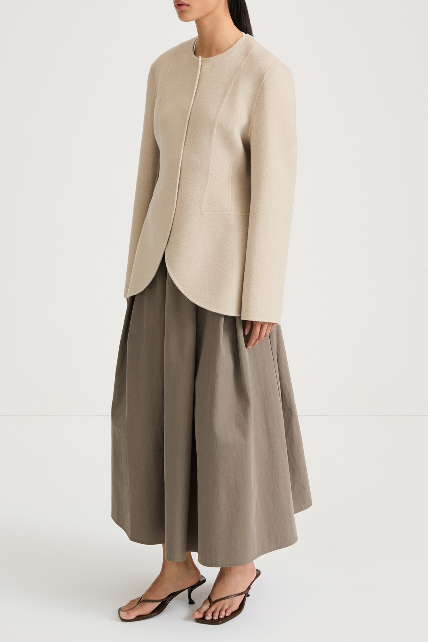 Beige wool jacket cinched waist stylein tyra side model image