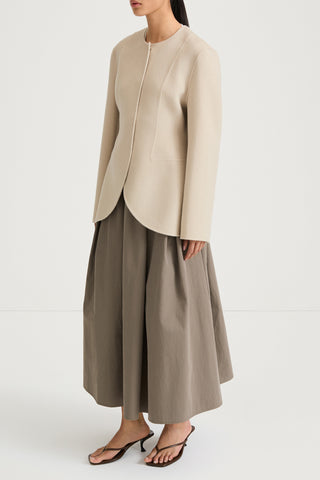 Beige wool jacket cinched waist stylein tyra side model image