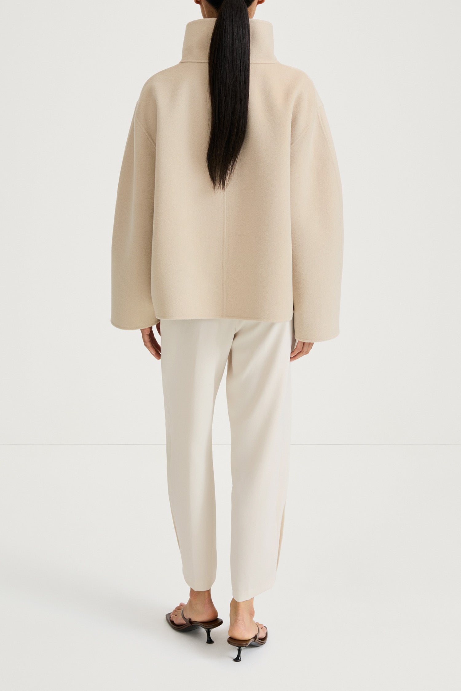 Beige wool jacket stylein tove back model image