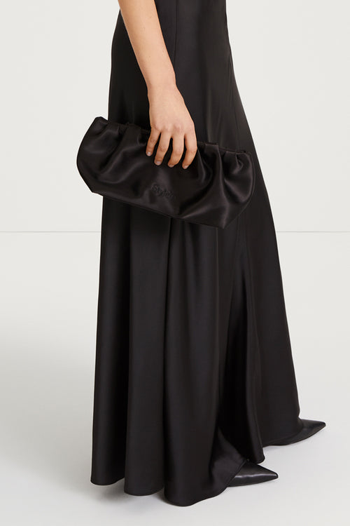 stylein minimalistic scandinavian timeless swedish design bag satin clutch yaelle black model image