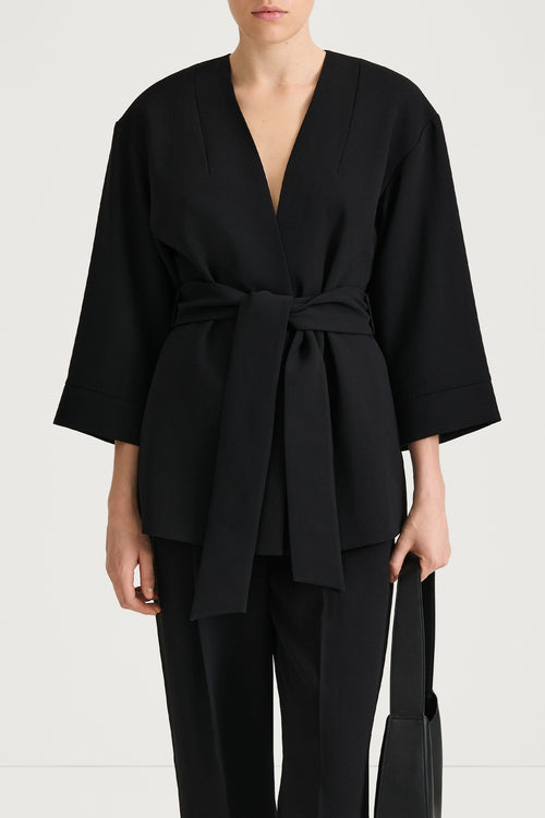 black belted blazer stylein balsas close -up
