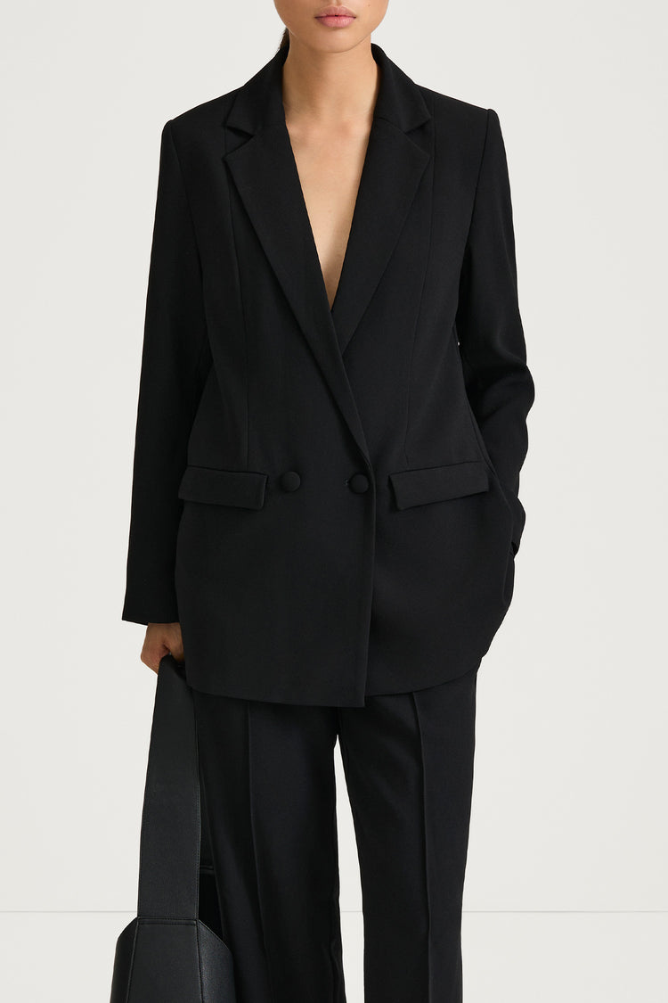 black blazer stylein benito classic closeup