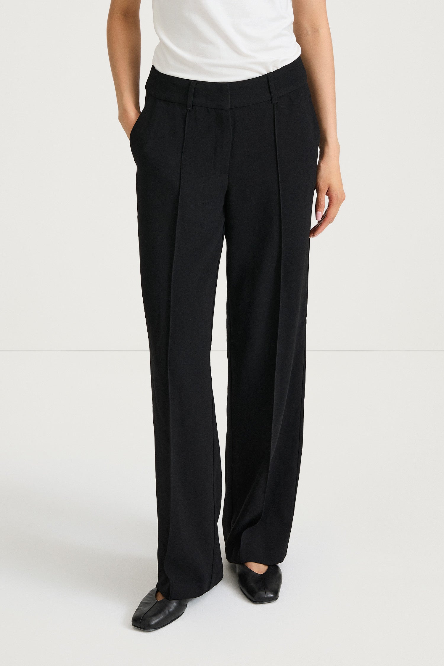 Boris is a pair of loose fitted trousers with sewn creases, pockets on the sides and loops for a belt in the waist.