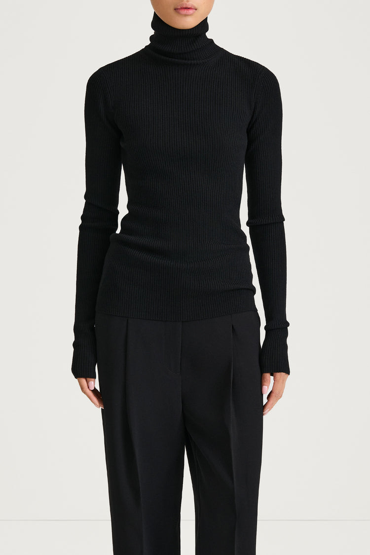 black fine knit turtle neck stylein helea close up