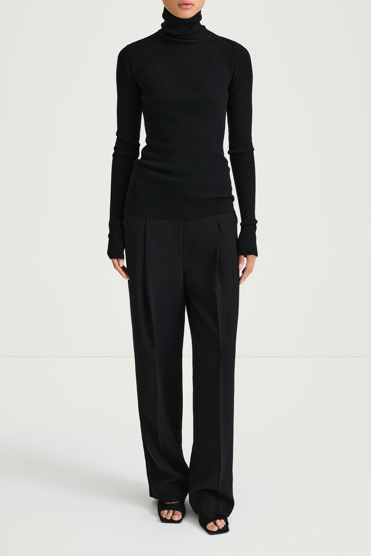 black fine knit turtle neck stylein helea model image