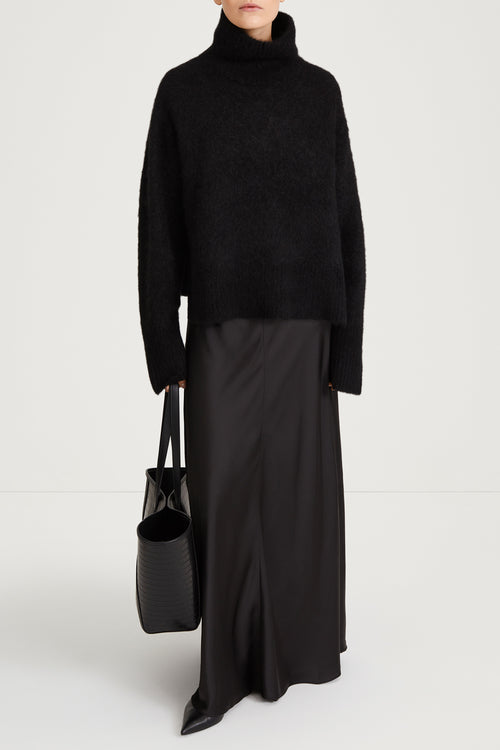 black knitted polo sweater stylein nike model image