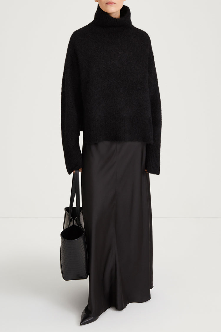 black knitted polo sweater stylein nike model image