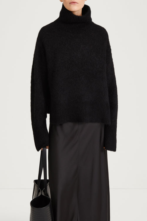 black knitted polo sweater stylein nike close up