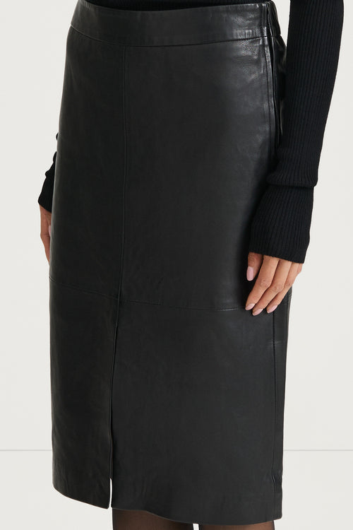 black midi leather skirt stylein viana detail