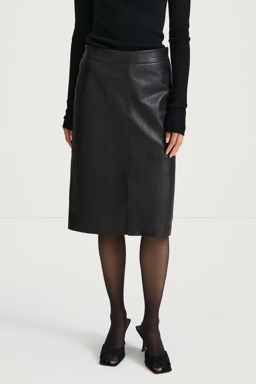 black midi leather skirt stylein viana close up