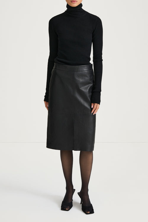 black midi leather skirt stylein viana model image