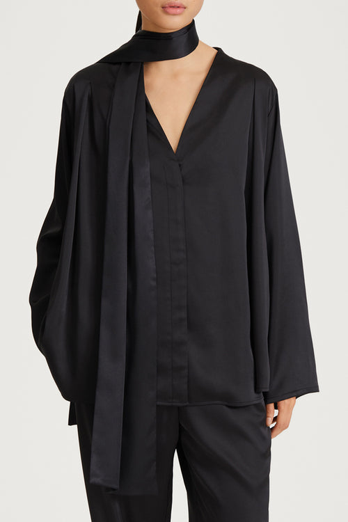 black satin scarf stylein matino modelimage
