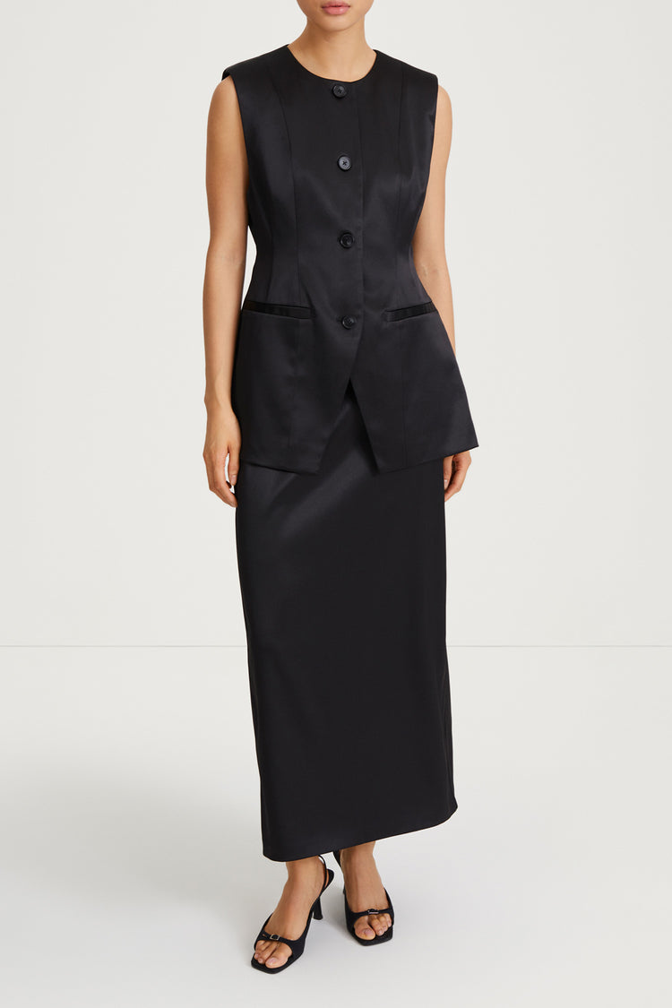 black satin vest stylein balina model image