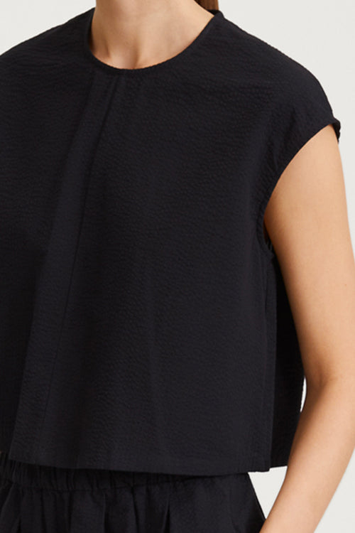 Jayla top cropped boxy short sleeved seersucker black stylein detail image 