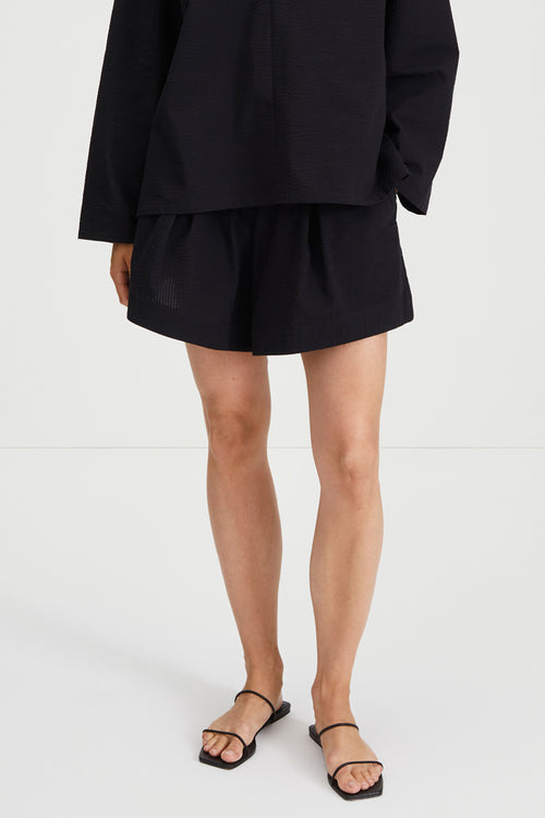 Mojo shorts flared seersucker black stylein front image