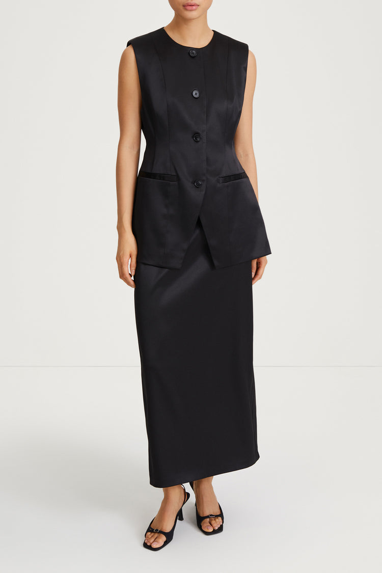 black skirt satin stylein bondeno model image