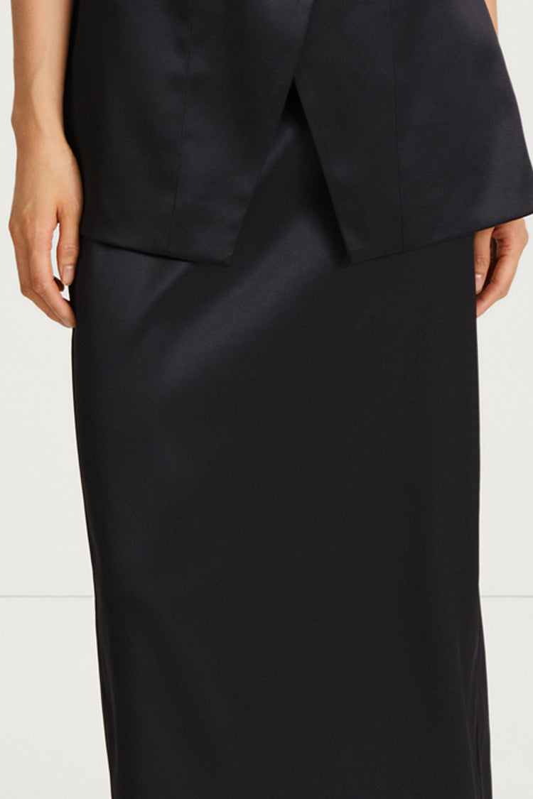 black skirt satin stylein bondeno detail