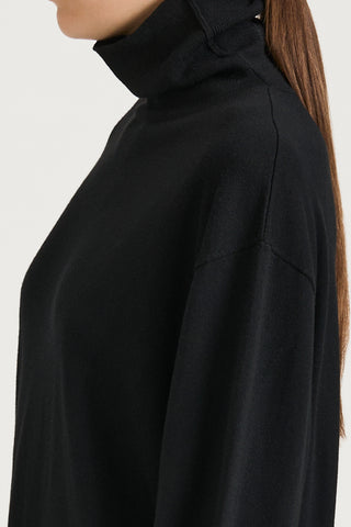 black turtle neck sweater stylein harleen detail