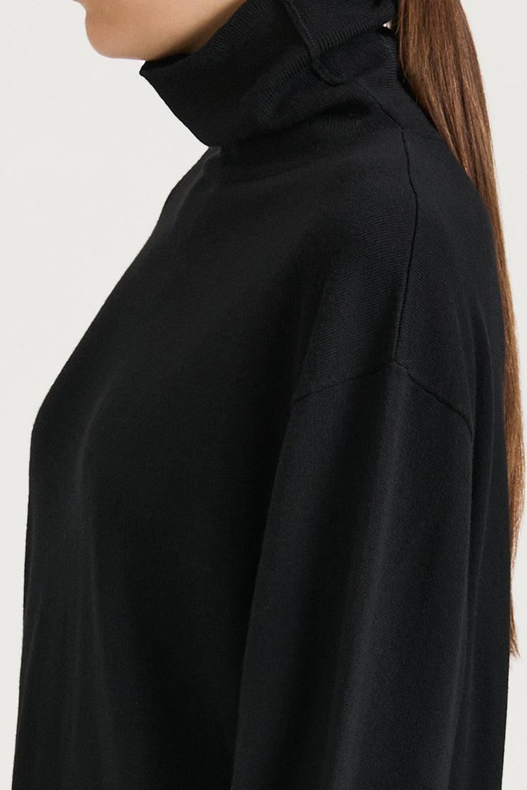 black turtle neck sweater stylein harleen detail