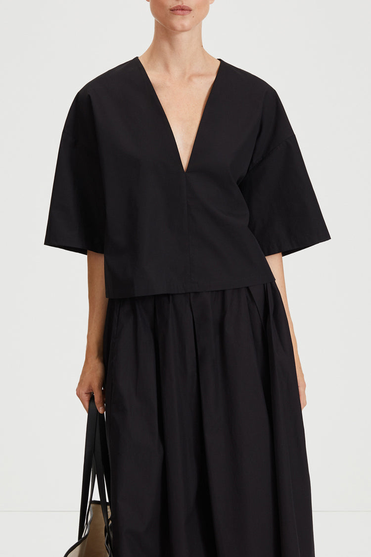 Julianna blouse voluminous cropped v neck short wide sleeves black stylein front image