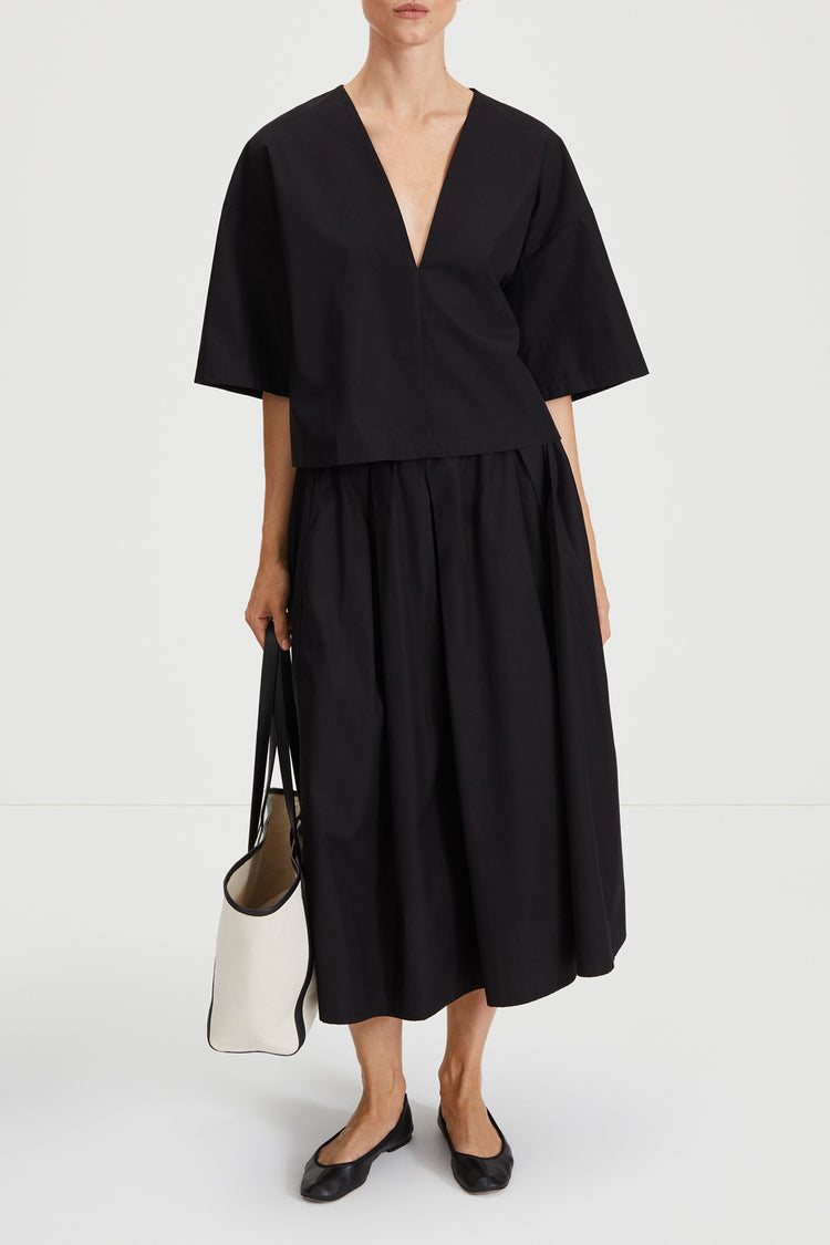 Julianna blouse voluminous cropped v neck short wide sleeves black stylein front image