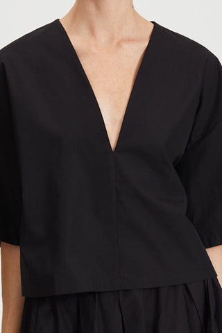 Julianna blouse voluminous cropped v neck short wide sleeves black stylein detail image