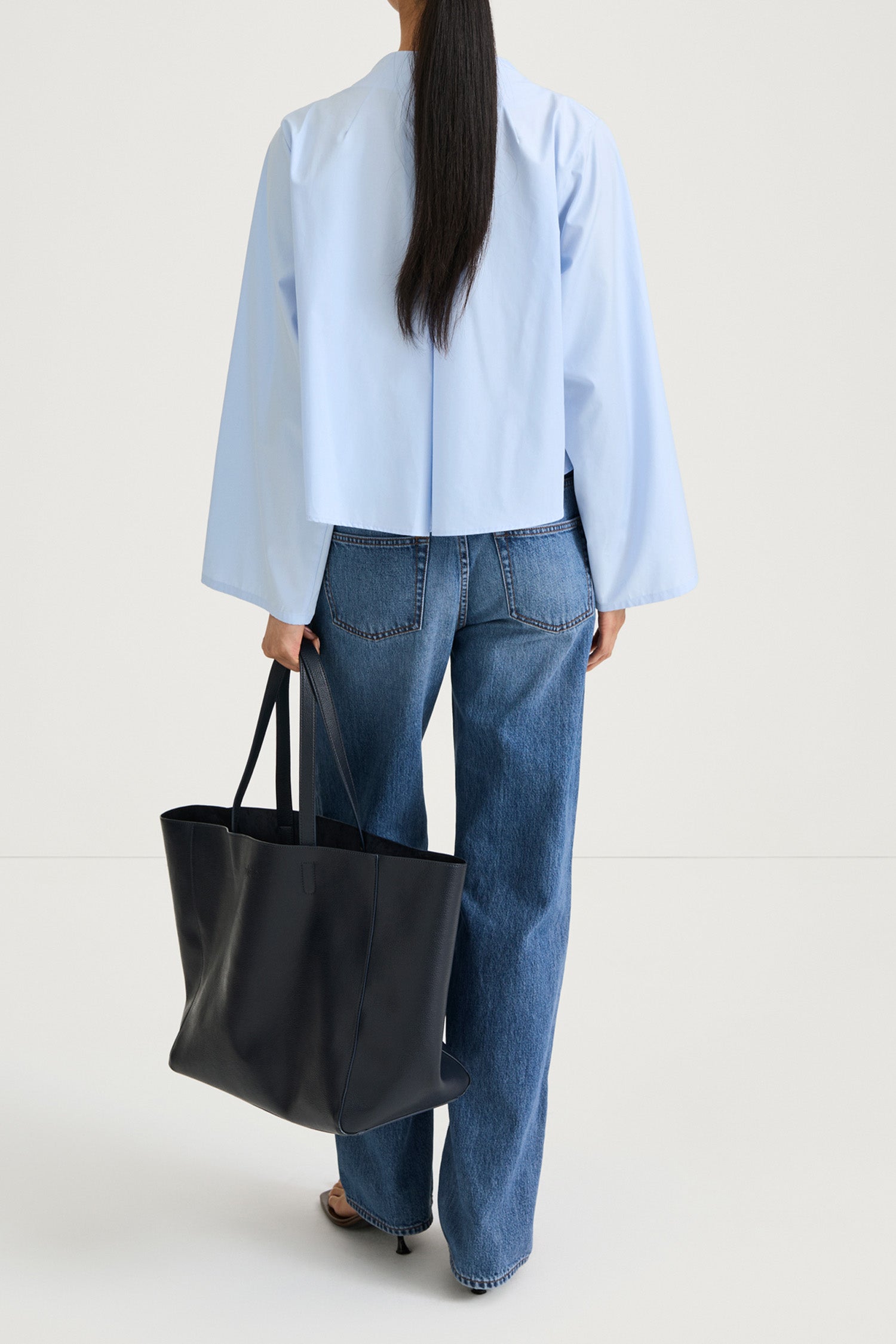 Light blue v-neck shirt stylein jaylene back model image