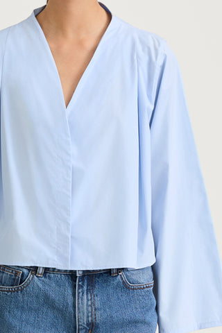 Light blue v-neck shirt stylein jaylene front close up model image