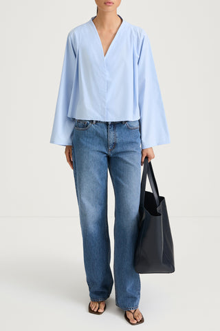 Light blue v-neck shirt stylein jaylene front model image