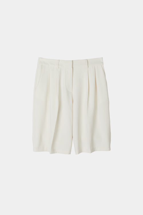 Bore shorts suit ivory stylein model front image