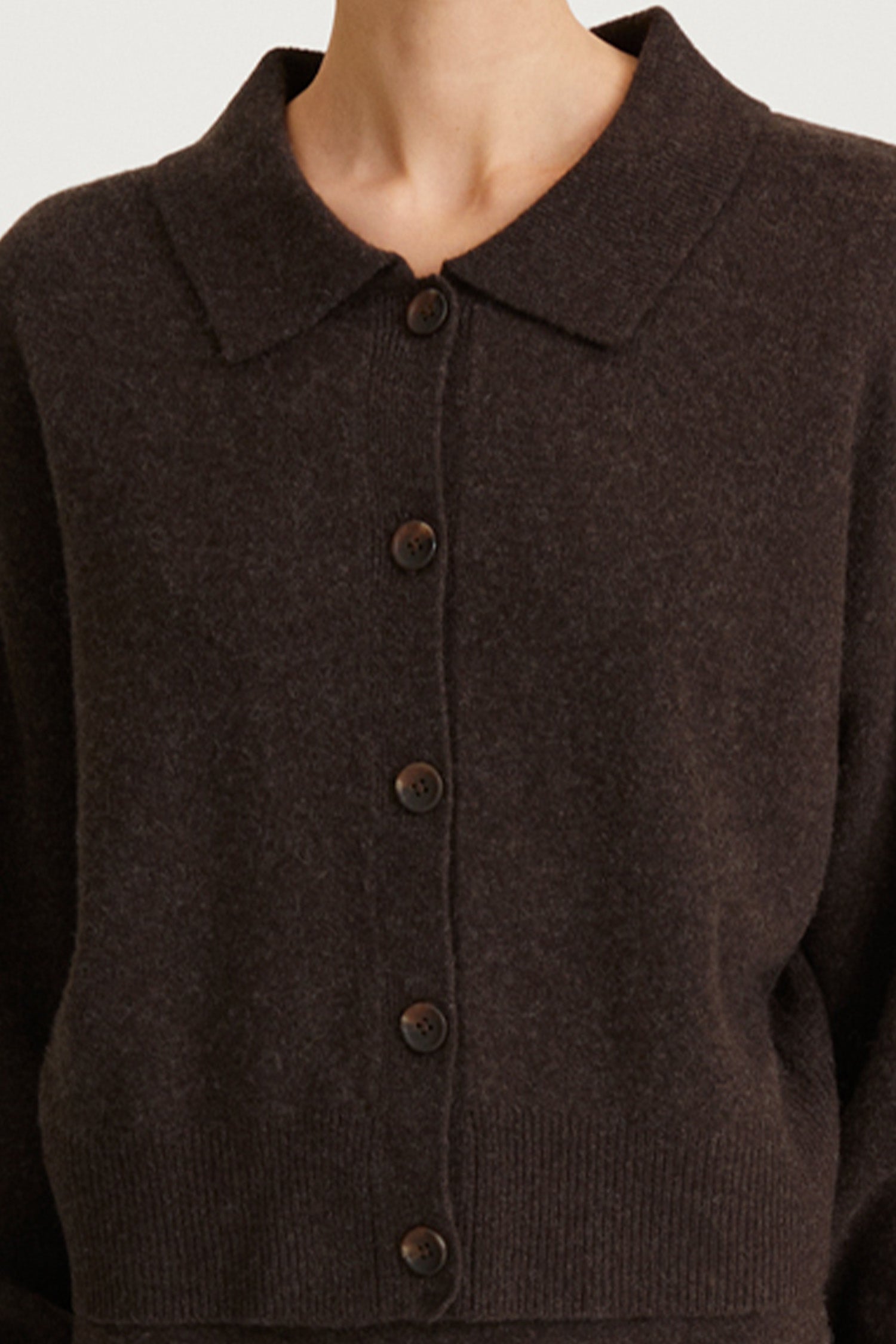 brown cardigan tennis collar stylein halina detail