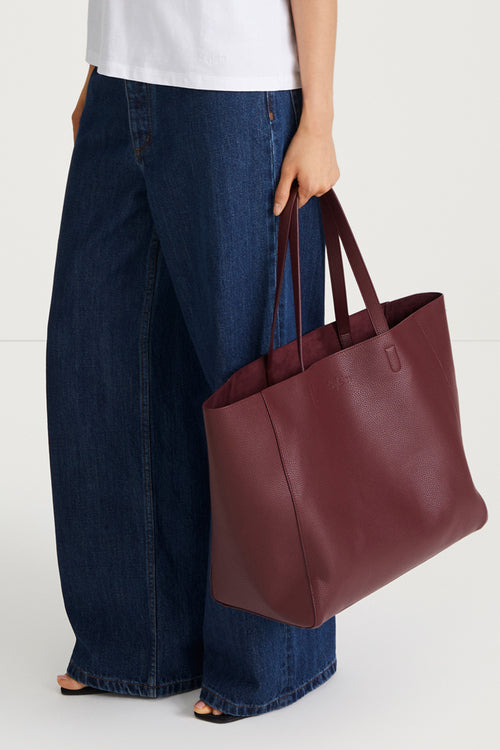 yacht bag burgundy stylein model image