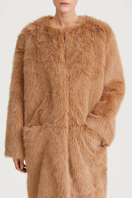 camel faux fur coat stylein haiza detail