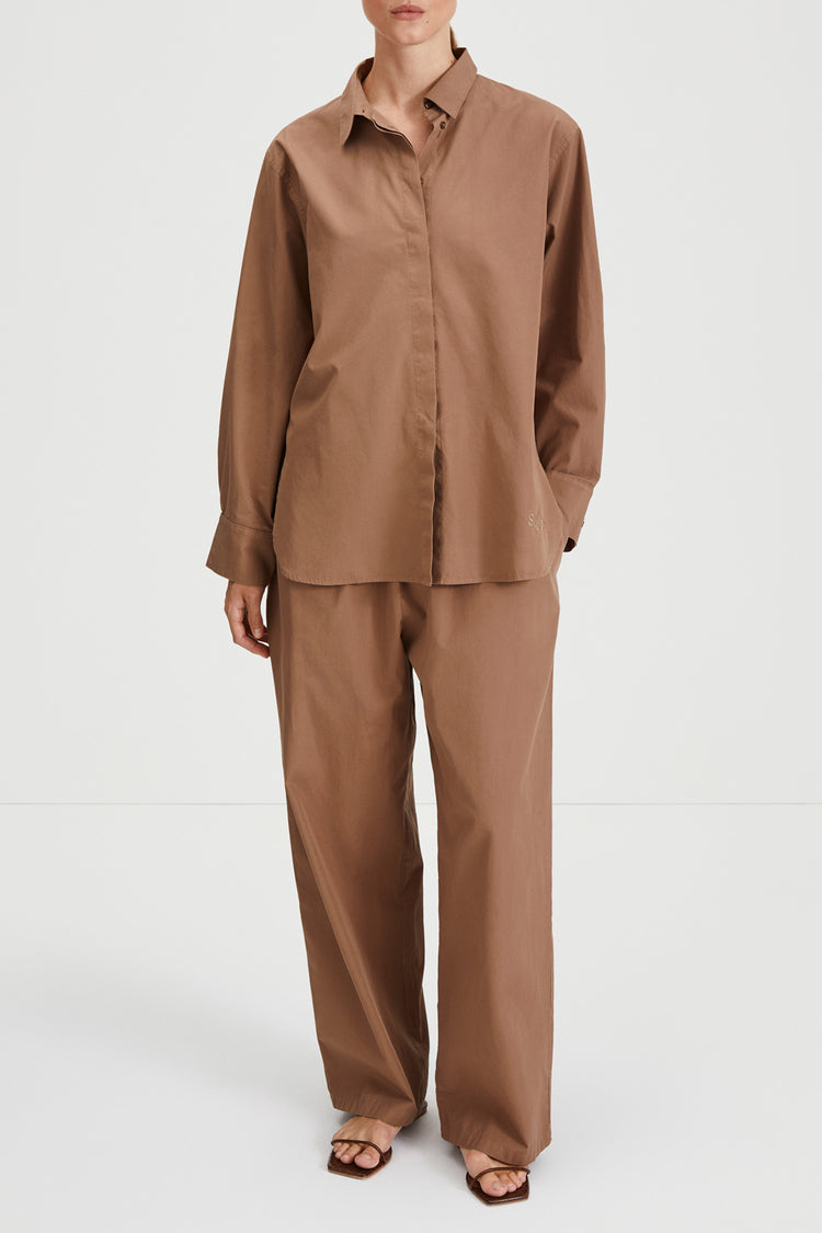 Jessie trousers wide relaxed mud brown stylein front image