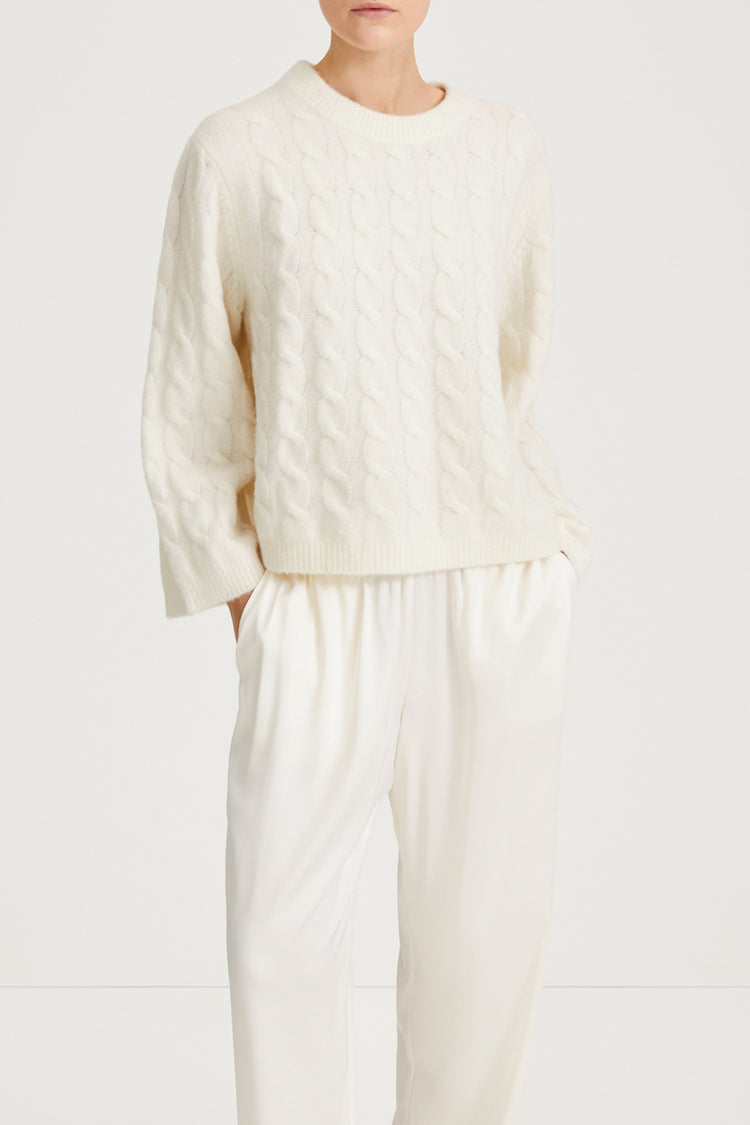 cream cable knitted sweater stylein lumina close up