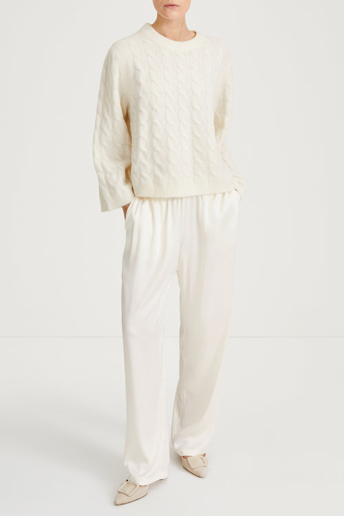 cream cable knitted sweater stylein lumina model image