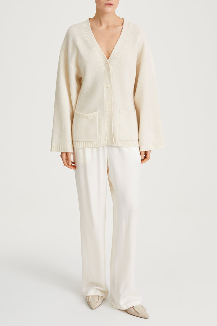 cream knitted cardigan stylein helia model image