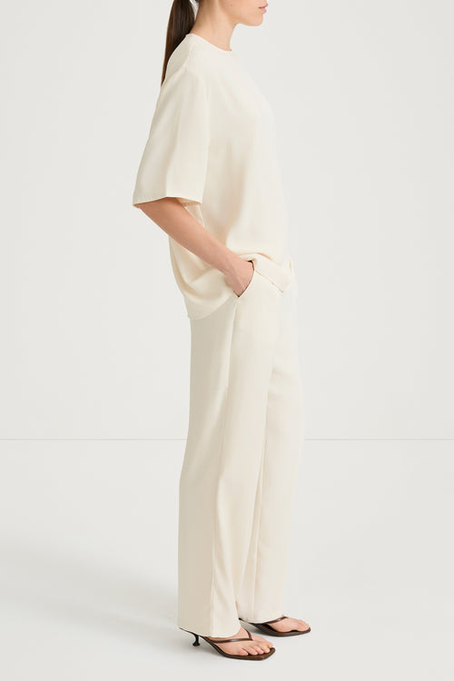 Cream trousers stylein meike side model image