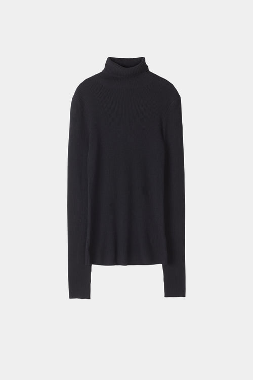 black fine knit turtle neck stylein helea model image