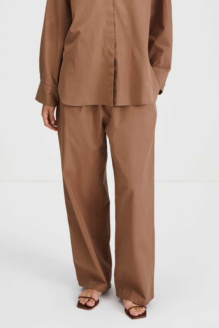 Jessie trousers wide relaxed mud brown stylein front image